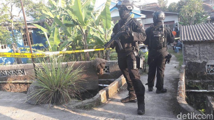 Densus 88/AT Geledah Sebuah Rumah di Karanganyar