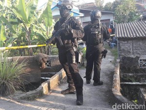 Densus 88/AT Geledah Sebuah Rumah di Karanganyar