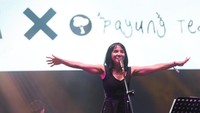 Secara bergantian, Mocca membawakan lagu Payung Teduh, begitu juga sebaliknya. Foto: Asep Syaifullah/detikHOT