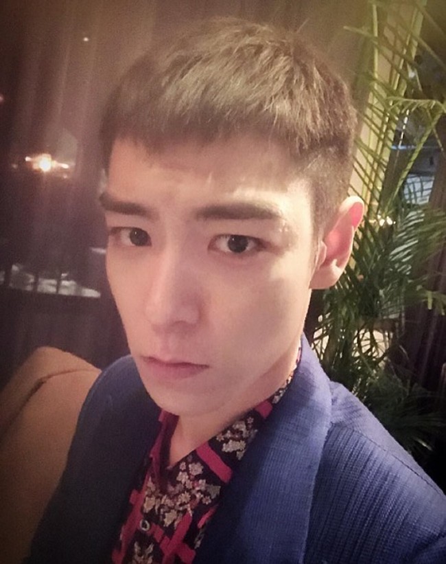 TOP rapper Big Bang memposting rambutnya yang sudah dicukur di social media SNS, pada Februari 2017 sebelum wamil. Namun ia kini dibebastugaskan karena tersangkut kasus narkoba. Foto: istimewa