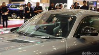 AMG GT R menyedot perhatian pengunjung.