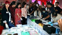 Petugas mengecek kandungan yang ada dalam pil haram tersebut.