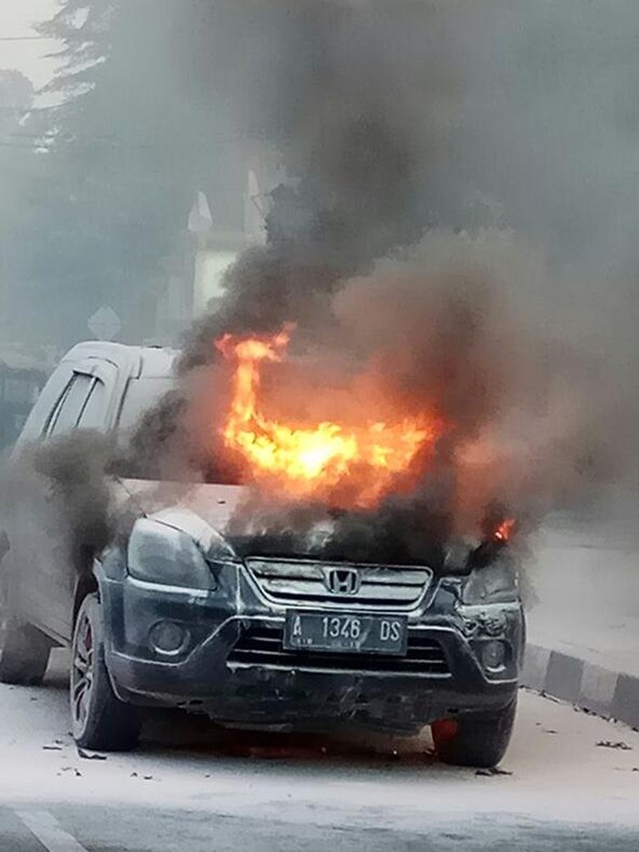 Mobil Terbakar di Depan RSCM, Lalu Lintas Tersendat