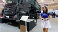 Dengan ramah usher yang berpose dengan Hyundai Xcient H380 400 ini memberikan senyuman kepada pengunjung.