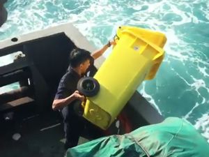 Kalem Tanpa Rasa Berdosa, Ini Aksi Petugas Kapal Buang Sampah ke Laut