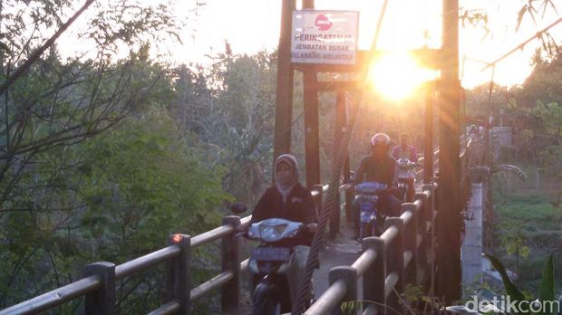 Warga nekat melintasi jembatan miring di Bantul. 