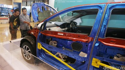 Foto : Pengunjung GIIAS Terpesona dengan Daihatsu Sigra yang Dikuliti