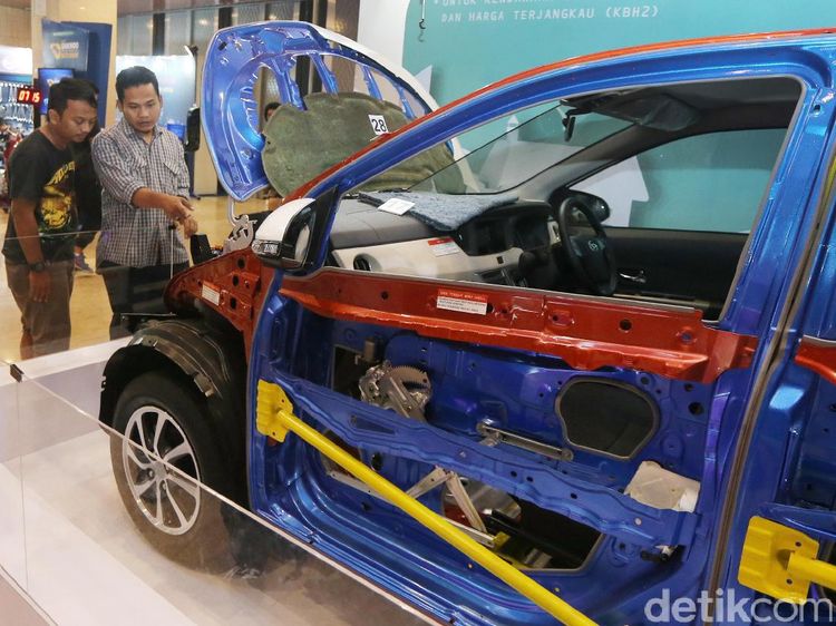 Foto : Pengunjung GIIAS Terpesona dengan Daihatsu Sigra yang Dikuliti