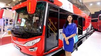 Begitu juga usher di antara bus Scania ini.