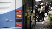 Polisi memeriksa surat-surat kendaraan bermotor.