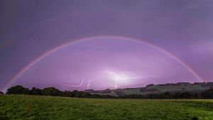 Foto: Fenomena Alam, Pelangi di Malam Hari