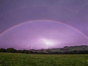 Foto: Fenomena Alam, Pelangi di Malam Hari