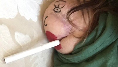 Foto Lucu Wanita Dengan Satu Tangan Ini Viral di Medsos