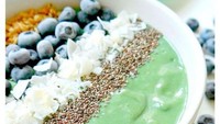 Mermaid Smoothie Bowl ini dibuat dari pisang, alpukat, yogurt dan susu almond. Diberi topping blueberry beku, serutan kelapa, chia seeds dan granola.Foto: Istimewa