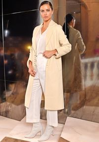 Tren Sepatu Boots Putih, Jadi Incaran Adriana Lima dan Bella Hadid