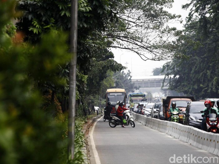 Tak Kapok, Ini Deretan Ulah Pemotor Terobos Busway yang Bikin Heboh