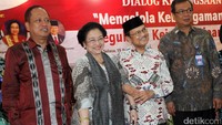 Habibie menggandeng tangan Megawati saat sesi foto bersama.