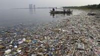 Nelayan bersiap untuk melaut di tengah sampah yang mengapung di tepian Manila Bay saat World Ocean Day di Paranaque, Metro Manila pada Juni 2013 (Foto: Reuters)