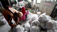 Bantuan yang diberikan berupa buku tabungan, kartu KKS, dan paket sembako.