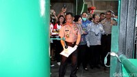 Pemusnahan barang-barang tersebut dilakukan dengan cara dibakar. Kapolri, Kepala BNN dan beberapa perwakilan melemparkan Narkoba ke dalam tungku.