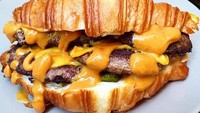 Inilah jadinya jika croissant dipadukan cheese burger. Sebuah kafe di Sydney membuat The Cheesy Frenchy. Berupa croissant isi patty burger dengan lelehan keju gurih creamy. Nyamm! Foto: Istimewa