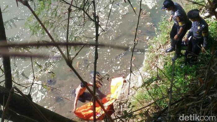 Mayat Pria Tua Necis Ditemukan Mengambang di Sungai Purworejo