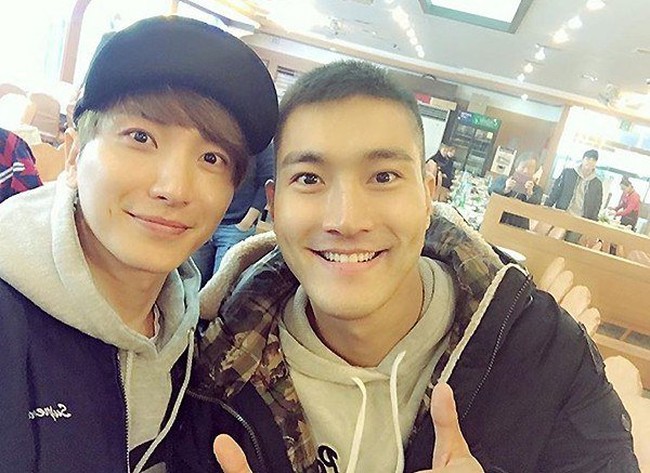 Masih dari boyband Super Junior, Choi Siwon yang wajib militer pada November 2015 juga akan selesai 18 Agustus nanti. Siwon sempat posting foto ia berpakaian tentara di Instagram.  Foto: istimewa