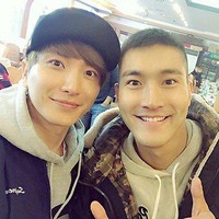 Masih dari boyband Super Junior, Choi Siwon yang wajib militer pada November 2015 juga akan selesai 18 Agustus nanti. Siwon sempat posting foto ia berpakaian tentara di Instagram.  Foto: istimewa