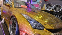 Telah mengalami modifikasi yang sangat apik dari Osaka Automesse, KUHL Racing, mobil Nissan R35 GT-R seketika berubah menjadi mobil mewah yang elegan. Di pahat dengan teknik 3D masking terbaik di dunia oleh Rohan Izawa, mobil emas ini menjadi mobil dengan modifikasi terumit di dunia. Foto: Ruly Kurniawan