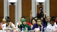 Beberapa perwakilan partai politik mengangkat tangan untuk menyampaikan pertanyaan kepada komisioner KPU.
