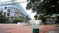 Aksi itu sebagai bagian dari kampanye Bulan Tertib Trotoar. Foto ini terletak di Jalan Mahakam dengan gedung Blok M Plaza di sisi kiri.
