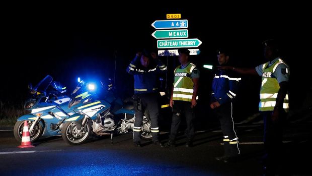 Polisi Prancis berjaga di lokasi insiden yang ada di luar Paris