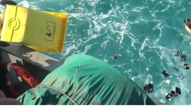 Begini Ulah Petugas Kapal Buang Aneka Macam Sampah ke Laut