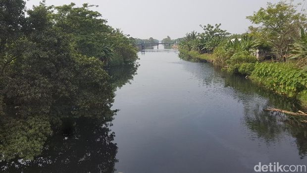 Air sungai yang tercemar limbah industri berubah menjadi hitam, berminyak dan mengeluarkan bau menyengat