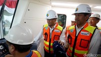 Skytrain yang dicoba Budi merupakan satu trainset yang terdiri atas dua gerbong.