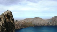 Yang harus diingat, kawasan Gunung Paektu diangap suci oleh masyarakat setempat. Untuk itu, turis yang datang harus menjaga etika dan peraturan yang diberikan (dok koreakonsult.com)