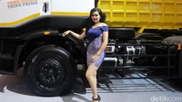 Usher bergaya di Truk dari Tata Motors yang besar dan gagah.