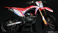 Honda menyebutnya motor trail konsep 150 cc. Ini kemungkinan menjadi cikal bakal Honda CRF150, motor trail pesaing Kawasaki KLX 150.