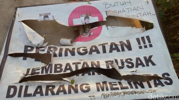 Tanda larangan melintas yang sudah dibongkar warga. 
