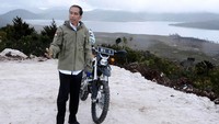 Menurut Jokowi, dengan menyusuri jalan menggunakan motor, dia jadi lebih tahu tingkat kesulitan proyeknya. Dia juga menjadi tahu titik mana yang perlu diperbaiki. (Biro Pers Setpres).
