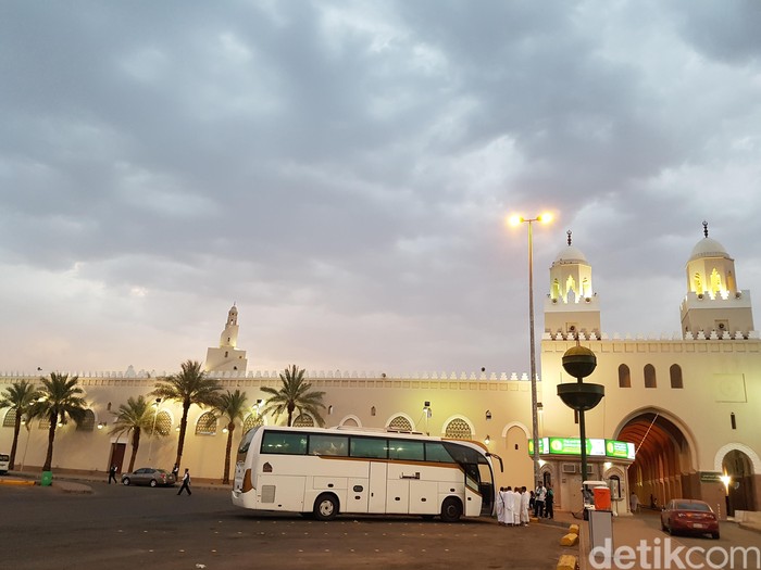 Bir Ali, tempat miqat (berniat umrah atau haji dan berihram) yang berada di pinggiran Madinah