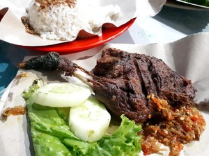 Cak Kohar Lamongan: Pedas Menggigit Begor Sambal Mangga, Seporsi Rp 18.000 Saja!