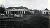 Inilah gedung Harmoni, setelah dihancurkan tahun 1985 menjadi bagian dari gedung Sekretariat Negara (Sekneg) yang  pembangunannya dimulai pada masa Gubernur Jenderal Daendels (1808-1811), kemudian dilanjutkan penggantinya letnan gubernur Raffles pada masa Inggris (1811-1815). Raffles sendiri yang meresmikan gedung yang diarsiteki seorang putra Melayu pada 18 Januari 1815 untuk menghormati hari kelahiran Ratu Charlotte, istri Raja Inggris George III. Istimewa/Colletie Tropenmuseum