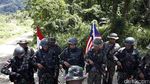 Foto: Ketika Tentara Indonesia dan Malaysia Patroli Bersama
