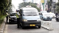 Angkot dan mobil pribadi juga ikut diberhentikan.