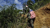 Bendera Indonesia dan Bendera Malaysia berkibar di balik masing-masing punggung dua personel. Bila tanjakan terlalu sulit, mereka bakal saling mengulurkan tangan untuk mempermudah naik ke atas.