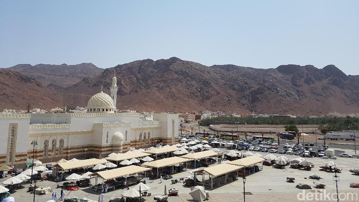 Jabal Uhud atau Gunung Uhud di pinggiran Kota Madinah, tempat kaum muslim berperang melawan kaum Quraisy
