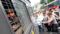 Sejumlah demonstran diamankan.