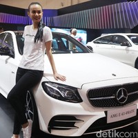 Mobil tersebut diketahui datang dari seri Mercedes-Benz AMG GLC 63 S 4MATIC Coupe. Dilihat dari situs edmunds, harga mobil seri ini berkisar antara Rp 1,2 miliar hingga Rp 2,2 miliar. Foto: Ari Saputra