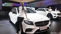 Seorang model memperkenalkan AMG E 43 4MATIC. Mobil ini menggendong mesin V6 biturbo 2.996 cc.
